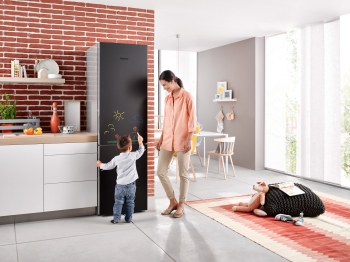 Pratique et élégant : le réfrigérateur de la nouvelle gamme MIELE K20000 devient un centre de communication d’un genre inédit
